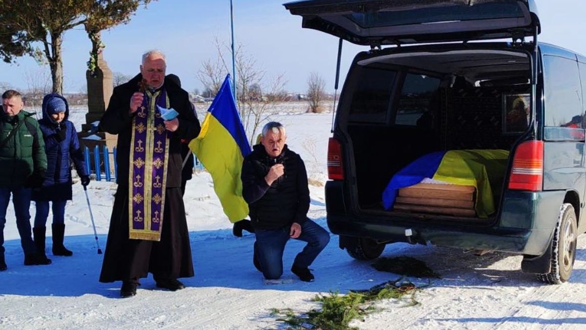 Живим коридором зустріли загиблого захисника Павла Прядку з Обертинської ТГ 5