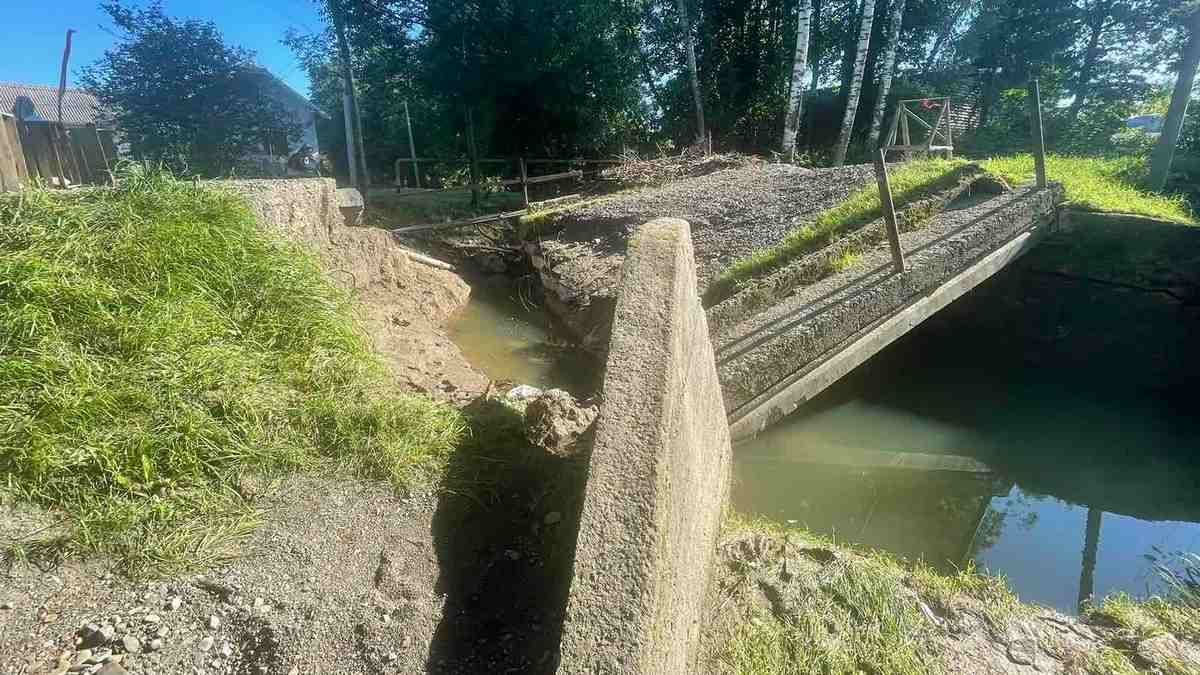 На фото зруйнований міст у с.Великий Ключів