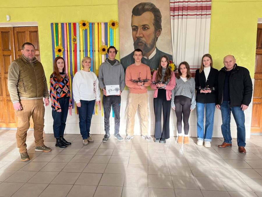 Коломийські ліцеїсти зібрали кошти на дрони для захисників 1