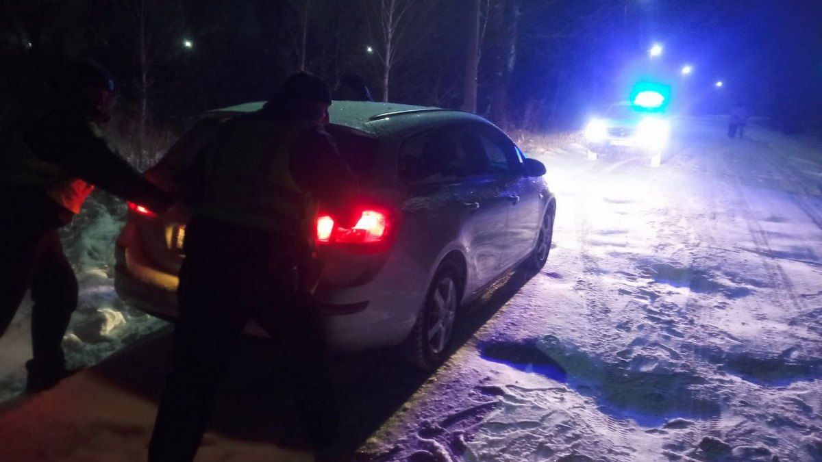 Під Коломиєю зі снігу витягали автомобіль 1