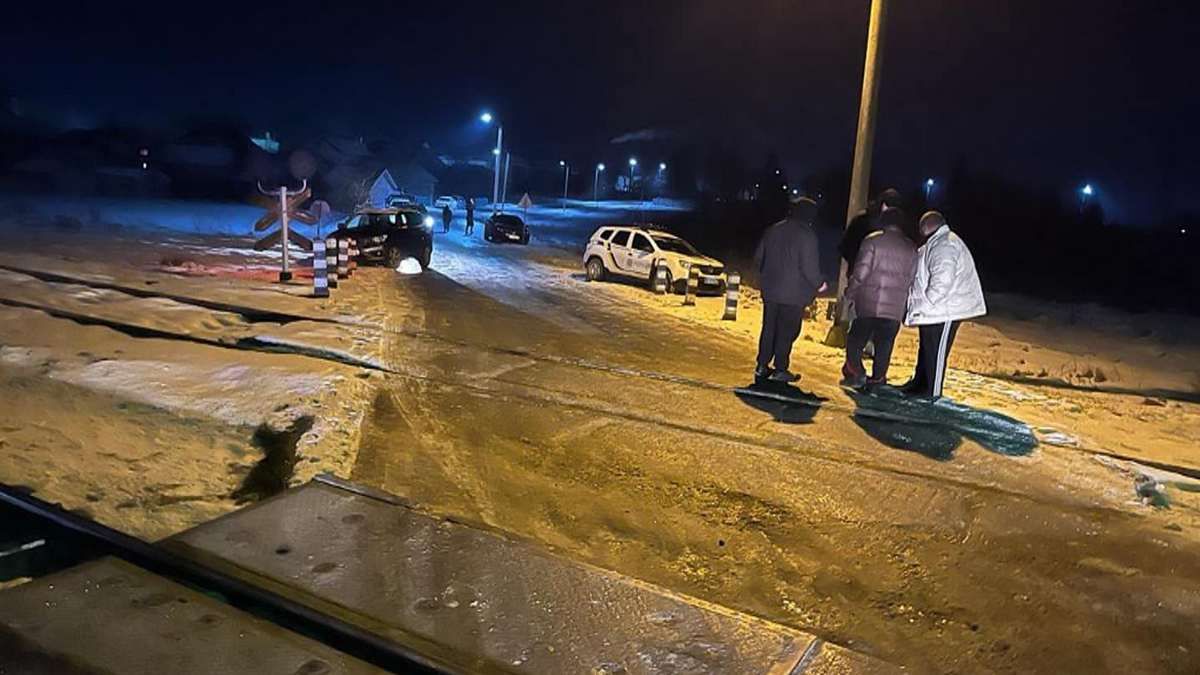 Водій не вижив: деталі зіткнення автомобіля та потяга на Прикарпатті 1