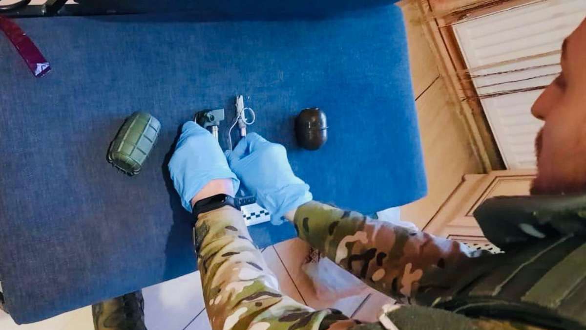 У квартирі надвірнянця знайшли боєприпаси та більше кілограма наркотиків