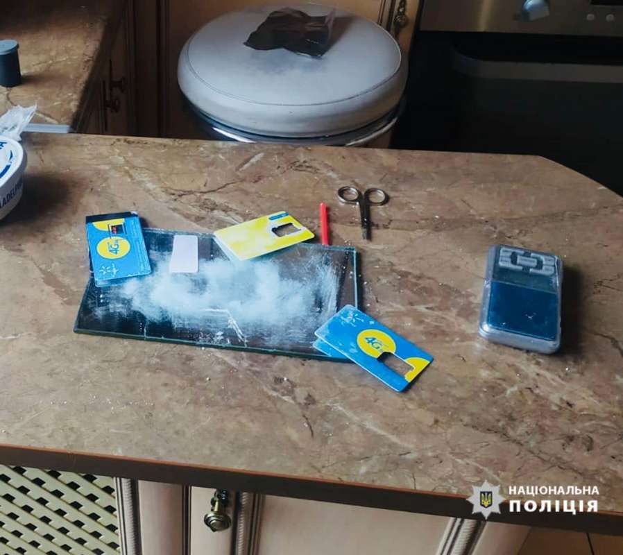 У квартирі надвірнянця знайшли боєприпаси та більше кілограма наркотиків 1