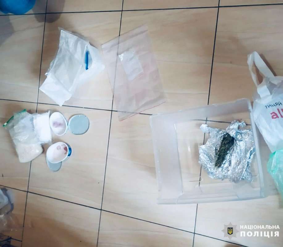 У квартирі надвірнянця знайшли боєприпаси та більше кілограма наркотиків 3