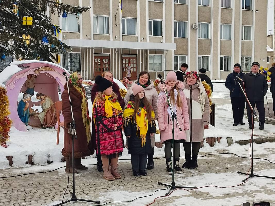 У Городенці організували масштабну розколяду та збирали гроші на ЗСУ 1