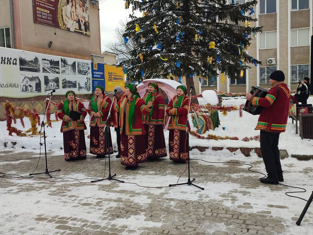 У Городенці організували масштабну розколяду та збирали гроші на ЗСУ 5