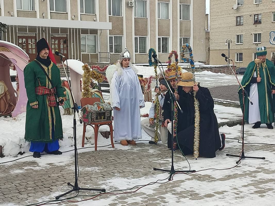 У Городенці організували масштабну розколяду та збирали гроші на ЗСУ 7