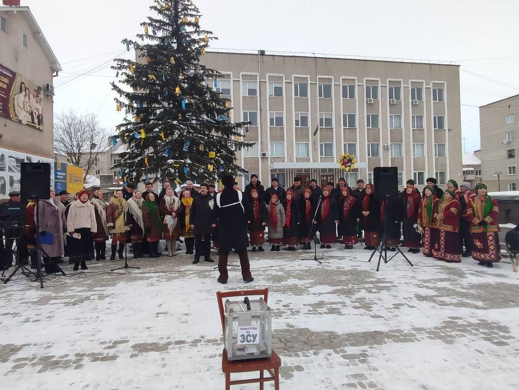 У Городенці організували масштабну розколяду та збирали гроші на ЗСУ 3