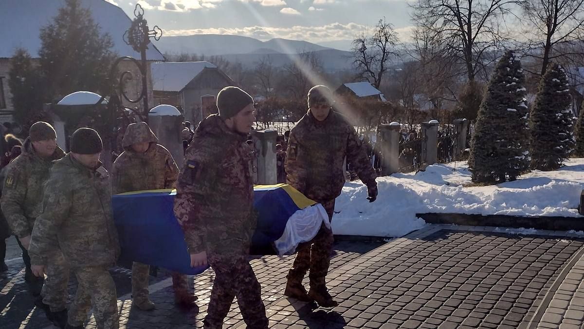 На Коломийщині прощалися з полеглим захисником Миколою Морозюком 5