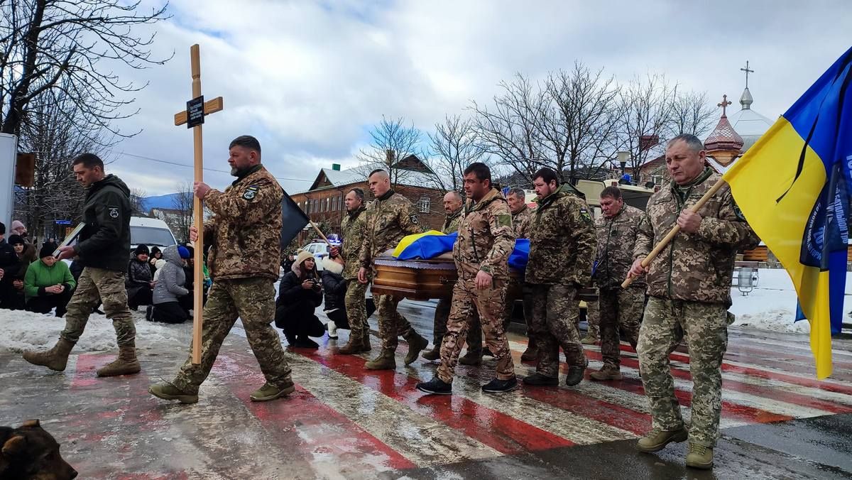 Війна забрала батька 4-х дітей: у Верховині прощалися із Героєм Віталієм Кварцяним 7