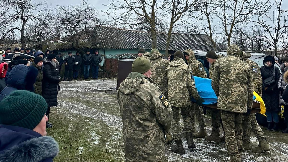 У Коршівській громаді провела в останню путь Героя Михайла Николайчука 3