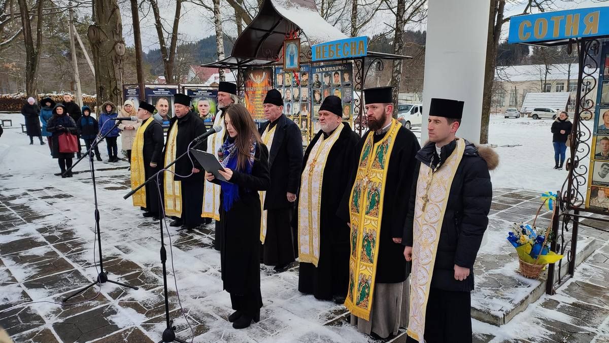 Війна забрала батька 4-х дітей: у Верховині прощалися із Героєм Віталієм Кварцяним 5