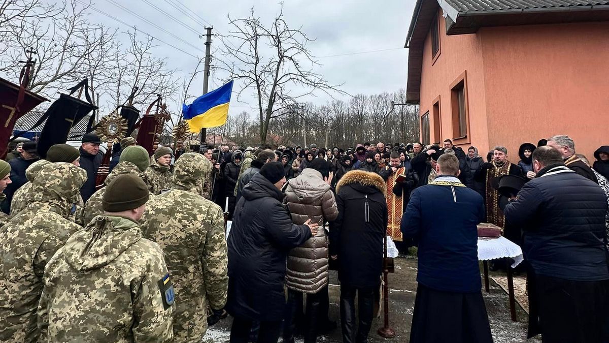 У Коршівській громаді провела в останню путь Героя Михайла Николайчука 2