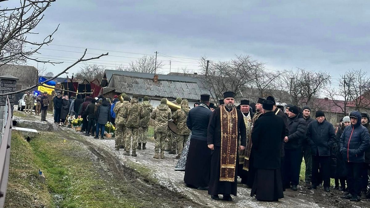 У Коршівській громаді провела в останню путь Героя Михайла Николайчука 5