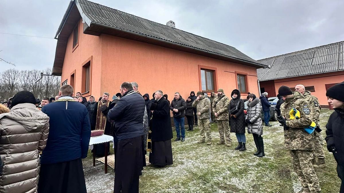 У Коршівській громаді провела в останню путь Героя Михайла Николайчука 1