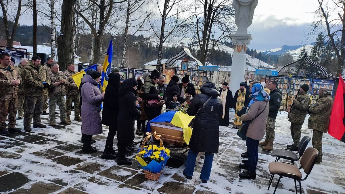 Війна забрала батька 4-х дітей: у Верховині прощалися із Героєм Віталієм Кварцяним 4