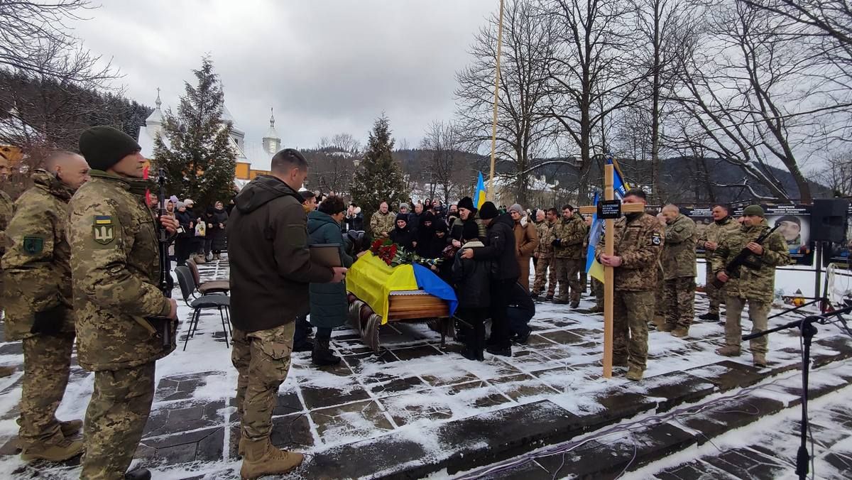 Війна забрала батька 4-х дітей: у Верховині прощалися із Героєм Віталієм Кварцяним 6