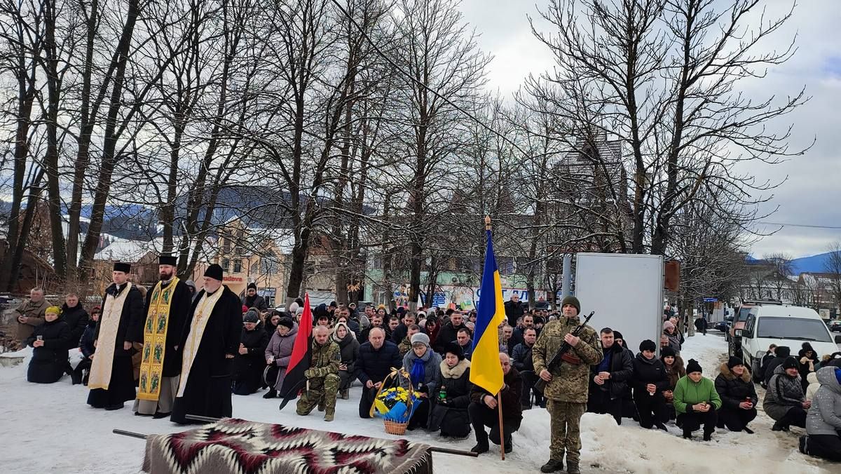 Війна забрала батька 4-х дітей: у Верховині прощалися із Героєм Віталієм Кварцяним 3
