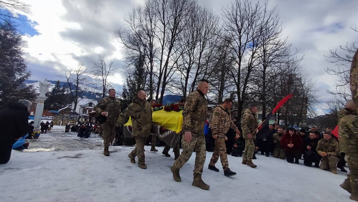 Війна забрала батька 4-х дітей: у Верховині прощалися із Героєм Віталієм Кварцяним 1