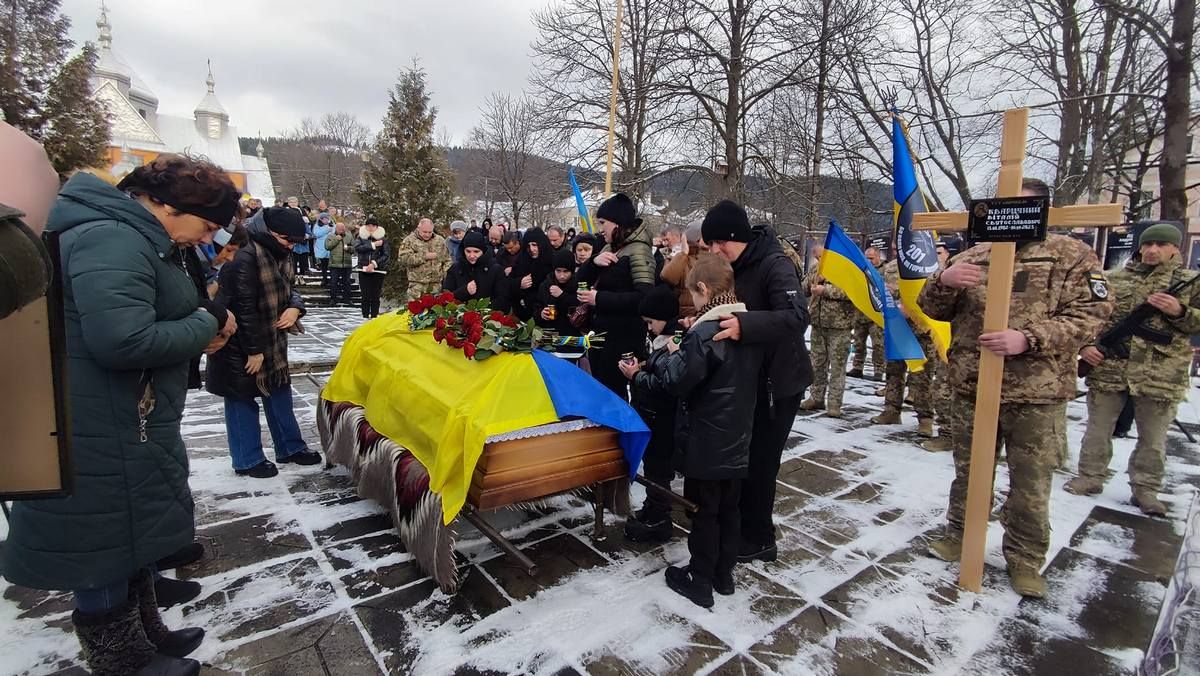 Війна забрала батька 4-х дітей: у Верховині прощалися із Героєм Віталієм Кварцяним 8