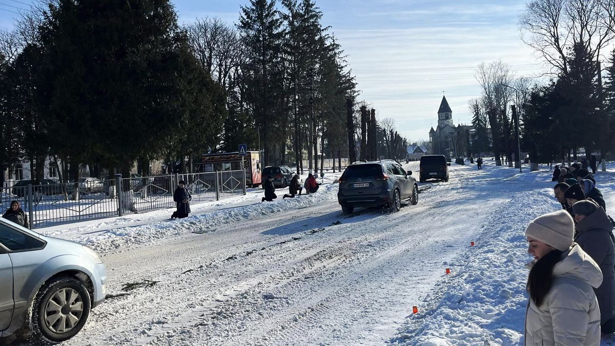 Живим коридором зустріли загиблого захисника Павла Прядку з Обертинської ТГ 1
