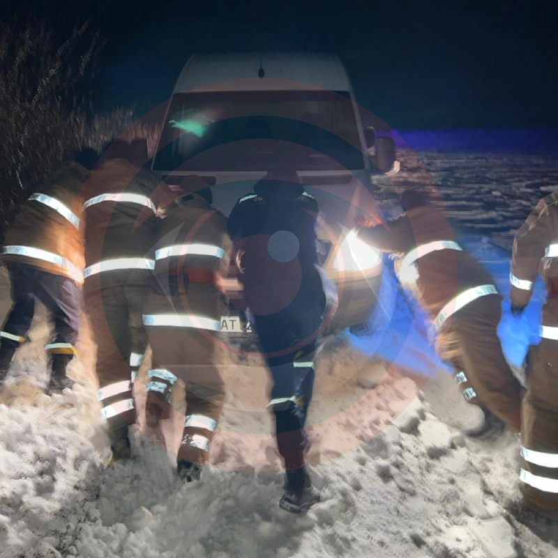 На Коломийщині зі снігового замету діставали мікроавтобус з дітьми 1