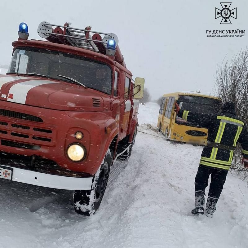На Прикарпатті автобус з пасажирами застряг у снігу 1