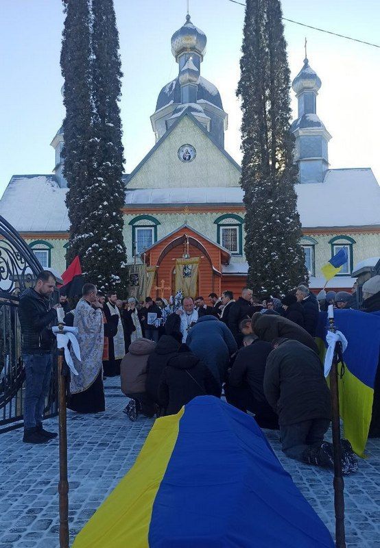 У Молодятині попрощалися із воїном Русланом Шелембиним на псевдо "Художник" 3