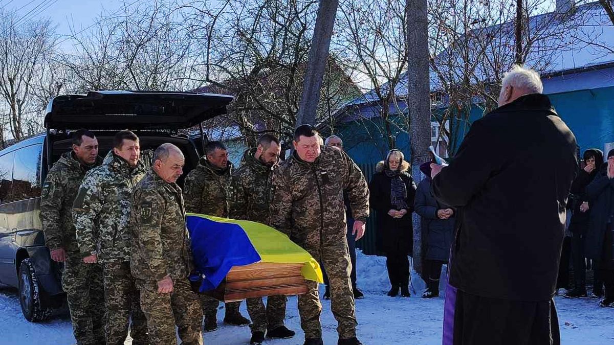 Живим коридором зустріли загиблого захисника Павла Прядку з Обертинської ТГ 7