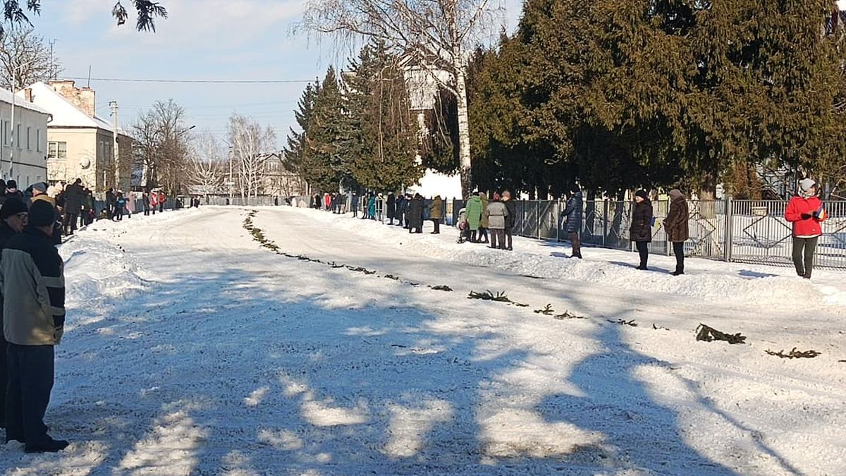 Живим коридором зустріли загиблого захисника Павла Прядку з Обертинської ТГ 2