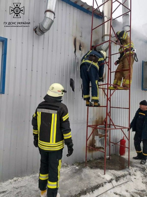 На Косівщині спалахнула пожежа на території СТО 1