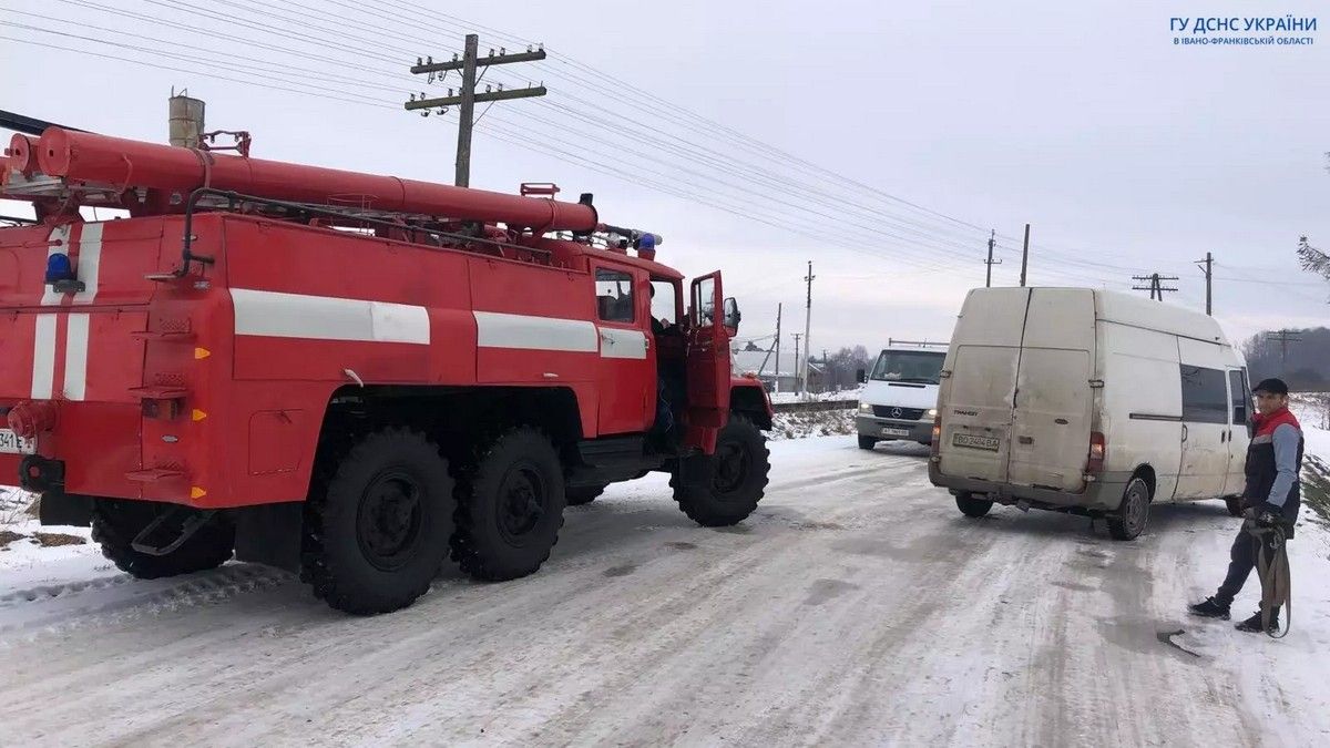 У Підгайчиках фургон забуксував у снігу