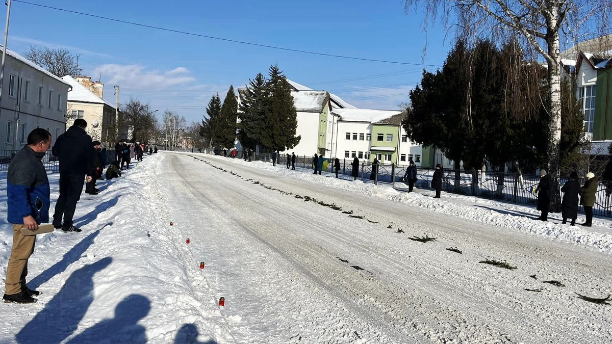 Живим коридором зустріли загиблого захисника Павла Прядку з Обертинської ТГ 4