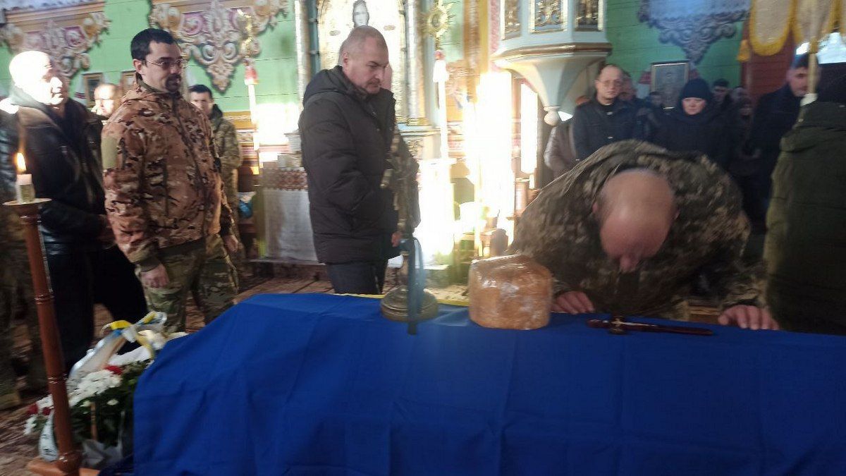 У Молодятині попрощалися із воїном Русланом Шелембиним на псевдо "Художник" 5