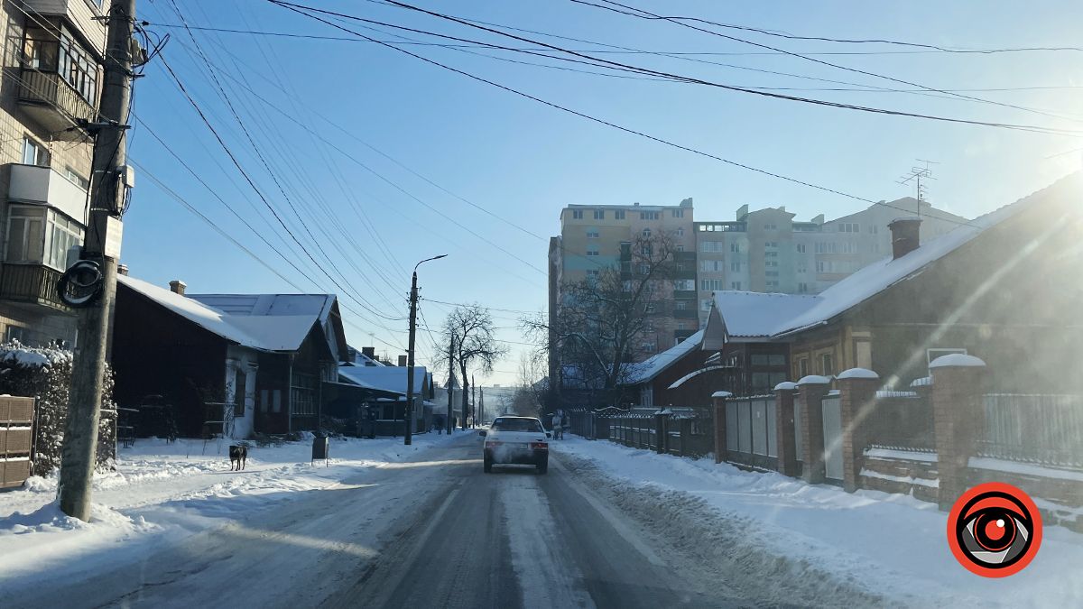 Як розчищають від снігу проїзд вулицями Коломиї
