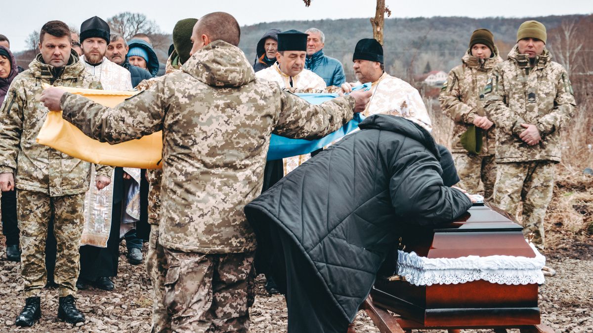 У Нижньому Вербіжі навіки прощались із загиблим воїном Василем Гончаруком 4