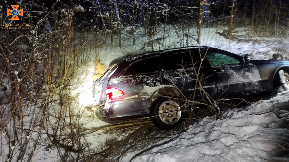 За добу рятувальники Прикарпаття звільняли з снігової пастки 5 транспортних засобів 1