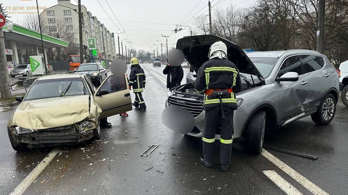 Внаслідок ДТП на Франківщині в авто затиснуло людину