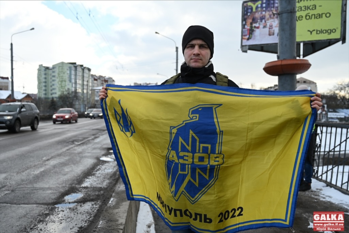 У Франківську створили “живий ланцюг єдності”, щоб вкотре нагадати про полонених воїнів 5