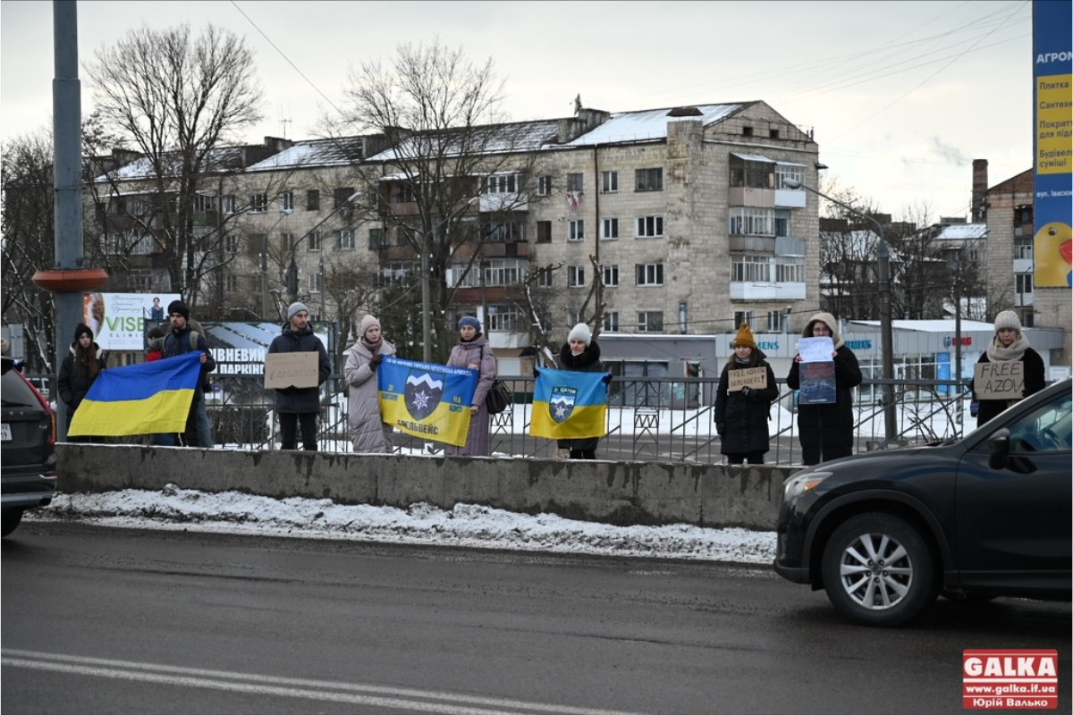 У Франківську створили “живий ланцюг єдності”, щоб вкотре нагадати про полонених воїнів 1