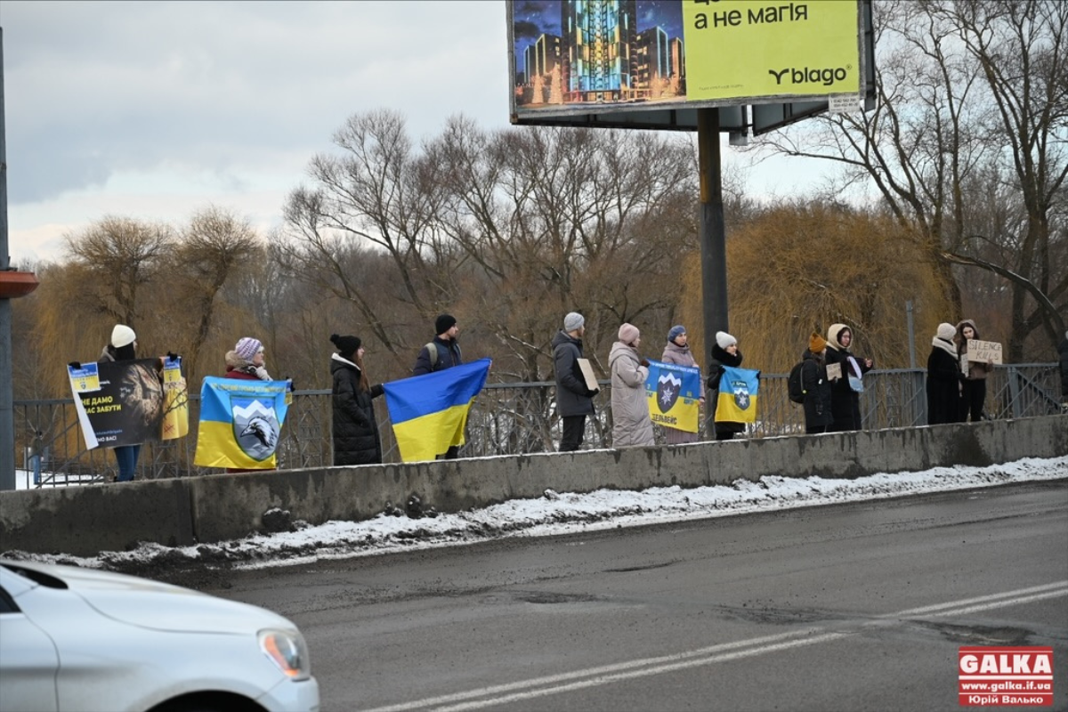 У Франківську створили “живий ланцюг єдності”, щоб вкотре нагадати про полонених воїнів 4