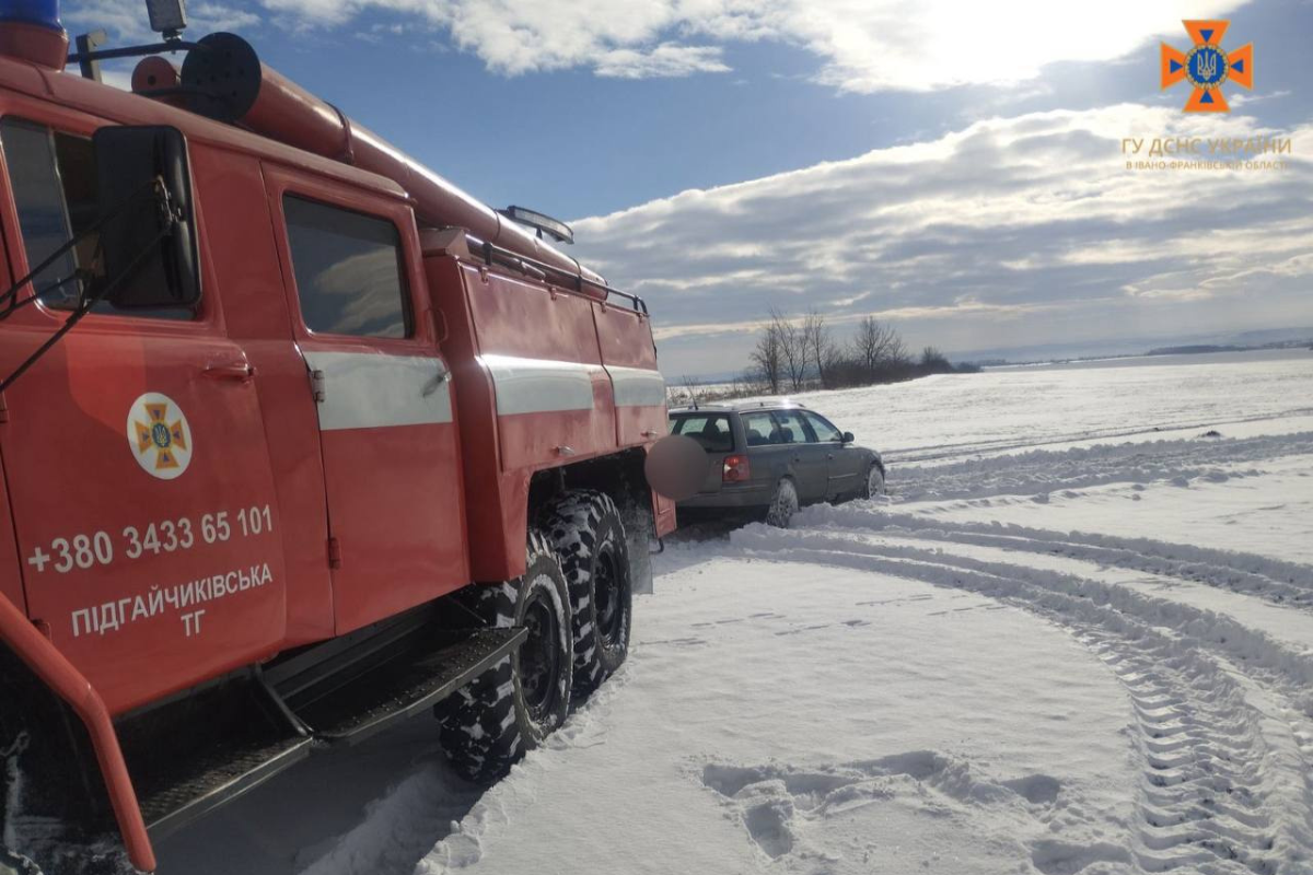 У Підгайчиках рятувальники витягнули зі снігу автівку, в салоні якого перебувала малолітня дитина 1