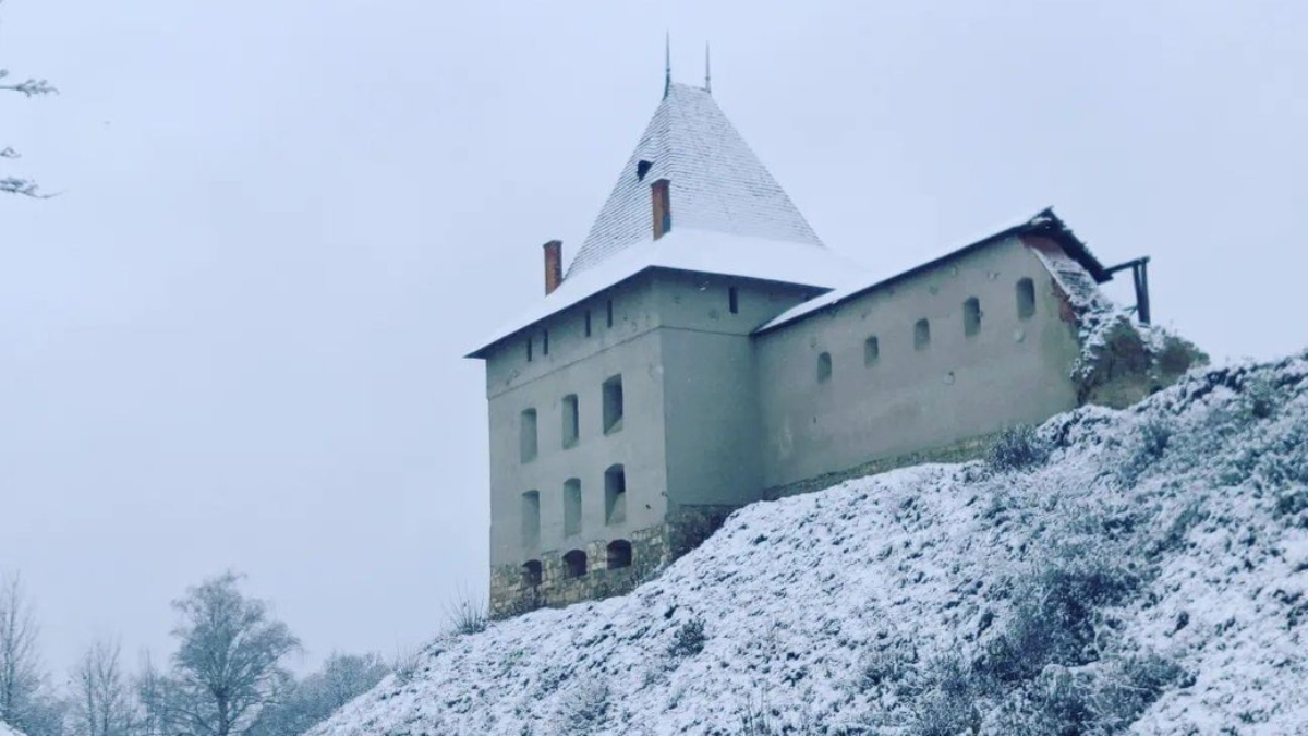 На Франківщині археологи потрапили до склепу в'їзної вежі Галицького замку