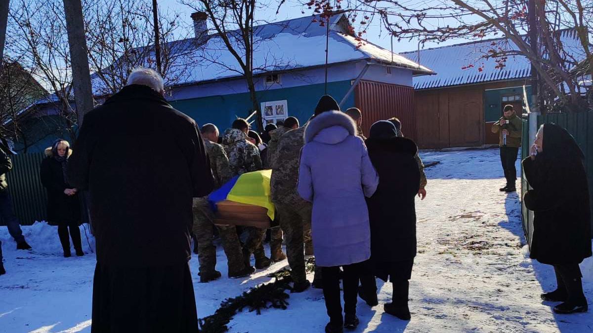 Живим коридором зустріли загиблого захисника Павла Прядку з Обертинської ТГ 8