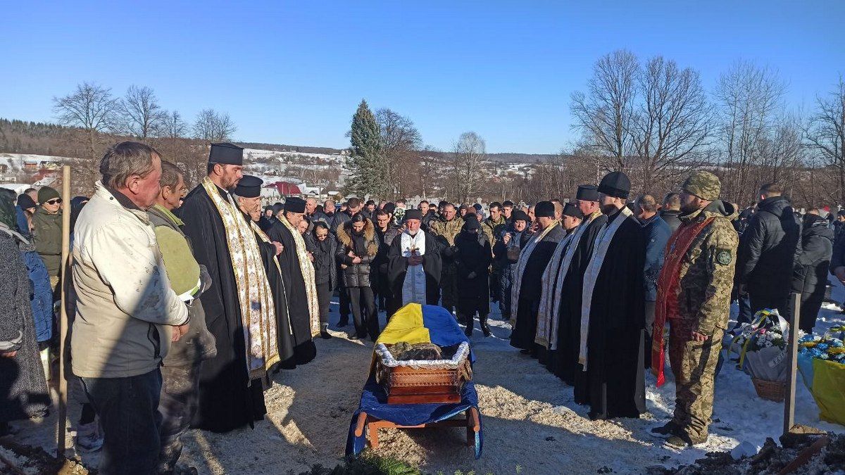У Молодятині попрощалися із воїном Русланом Шелембиним на псевдо "Художник" 7