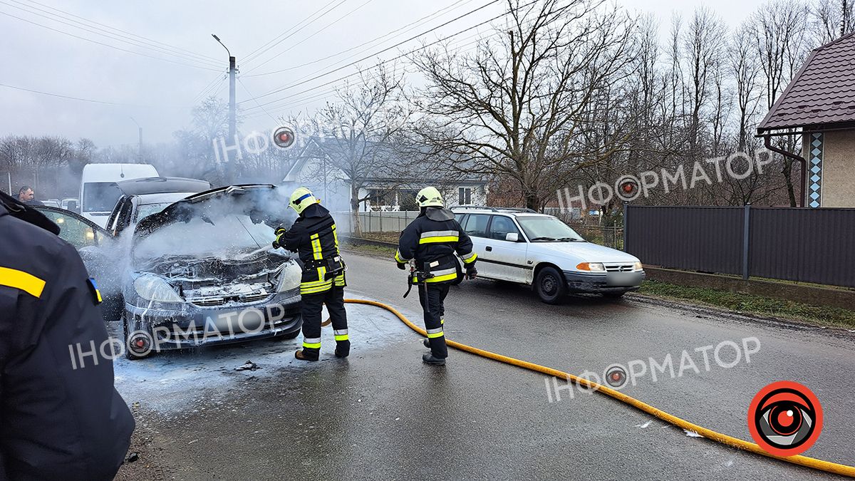 На вулиці Петлюри у Коломиї загорівся автомобіль 1