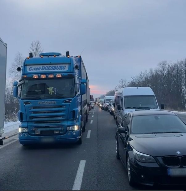 Дорога, як скло: з Коломиї до Франківська сильно ускладнений рух через ожеледицю 1