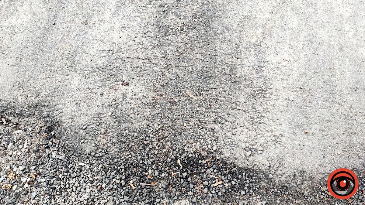 Невеликі тріщини починаються одразу ж біля брами садка