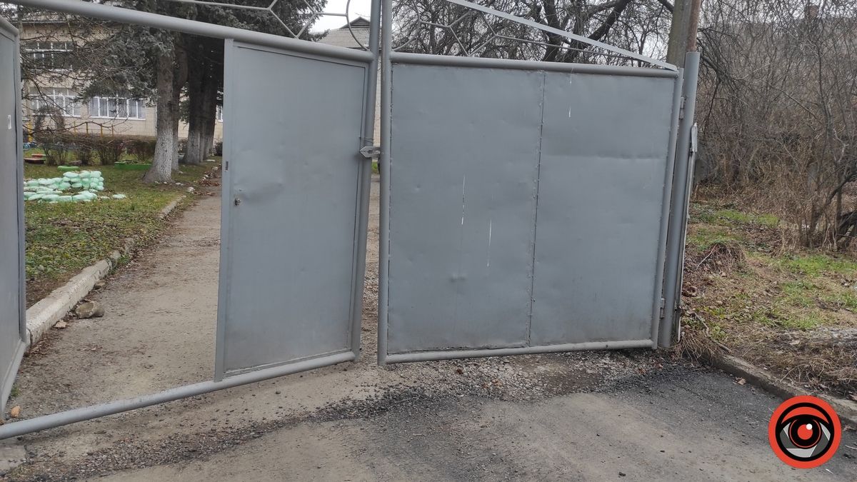 нова дорога закінчується рівно перед брамою садочка