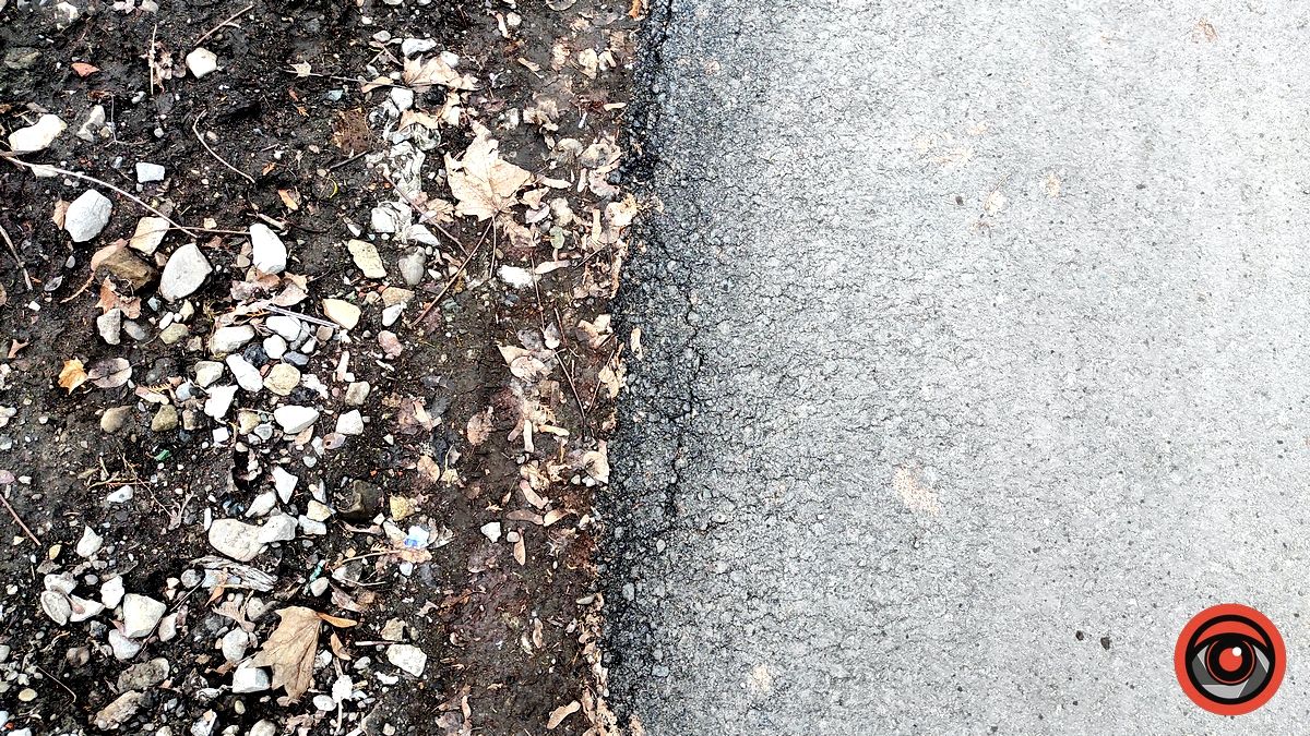 Розбирай руками: дефекти в новій дорозі за понад пів мільйона до садка в Коломиї 6